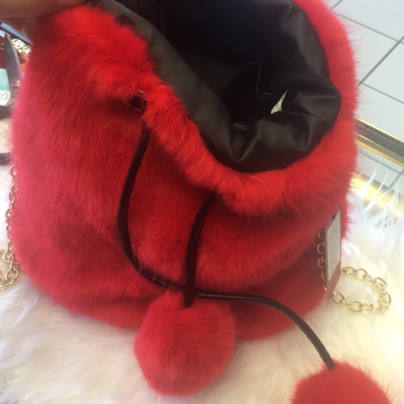 Fuzzy drawstring purse - Picture 3 of 3